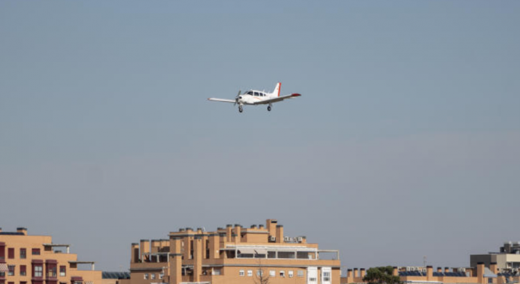 Avioneta choca en el patio de una casa en el Condado de Riverside