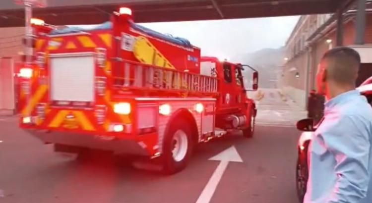 Voraz incendio acabó con un edificio de apartamentos