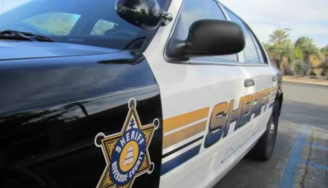 Mujer en Riverside arrestada por intento de asesinato después de incendiar apartamento en San Jacinto