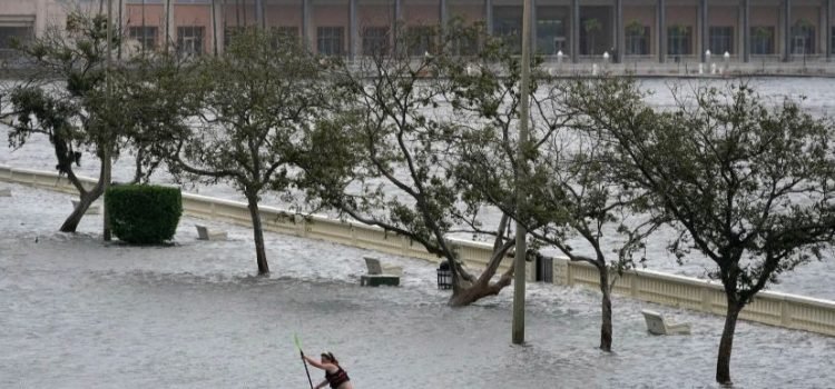 Florida azotada por el huracán Idalia, que se debilita al tocar tierra
