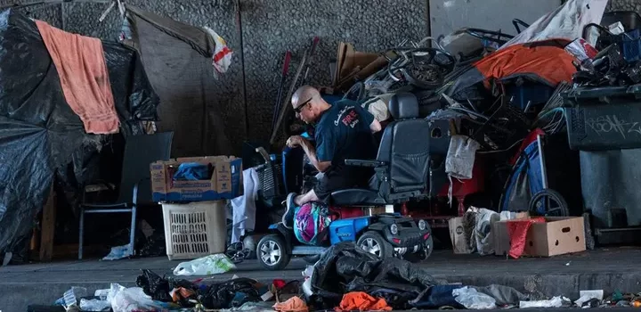 Fiscal de California demanda a la ciudad de Sacramento por condiciones de personas sin hogar