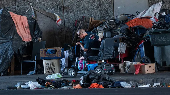 Fiscal de California demanda a la ciudad de Sacramento por condiciones de personas sin hogar