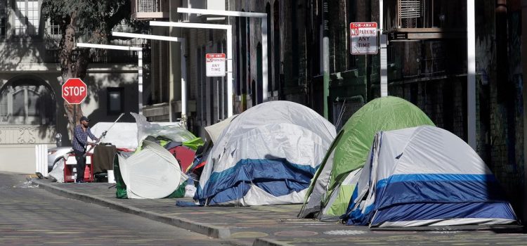Gobernador de California interviene en caso judicial sobre campamentos de personas sin hogar en San Francisco