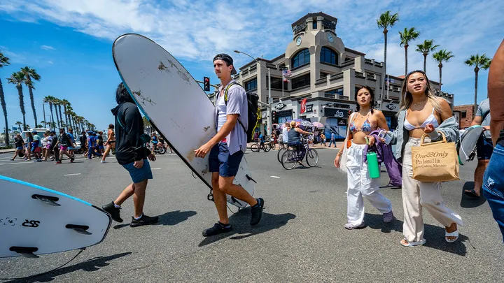 Huntington Beach, California, prohíbe mandatos de mascarilla y vacuna