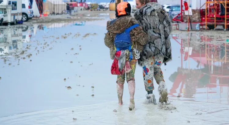 Tormenta obliga a asistentes al festival Burning Man a refugiarse en el desierto de Nevada