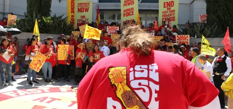 Trabajadores de comida rápida en California enfrentan riesgos laborales