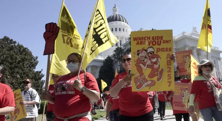 Trabajadores de comida rápida en California recibirán un salario mínimo de $20 por hora a partir de 2024