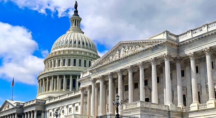 Congreso de EE. UU. busca evitar cierre del gobierno y debate sobre juicio político