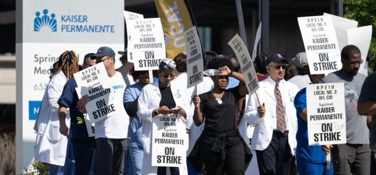 Acuerdo tentativo pone fin a la huelga de trabajadores de la salud en Kaiser Permanente