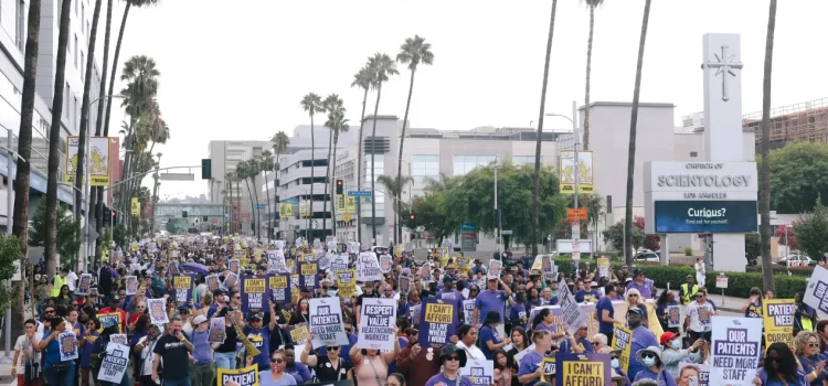 California aumenta el salario mínimo de trabajadores de la salud a $25 por hora