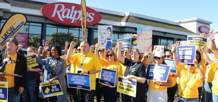 Trabajadores de supermercados en California exigen protecciones ante megafusión