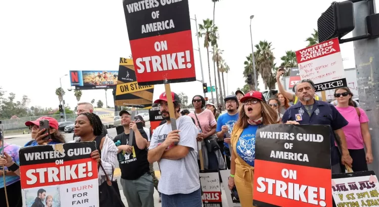 Histórica huelga en Hollywood llega a su fin con acuerdo entre sindicato y estudios