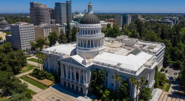 Protesta pro-palestina interrumpe sesión legislativa en California