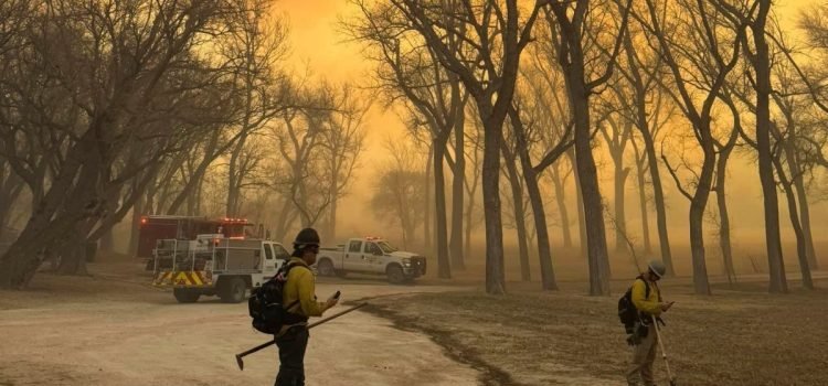 Incendios forestales en el norte de Texas provocan evacuaciones y cierre de instalación nuclear