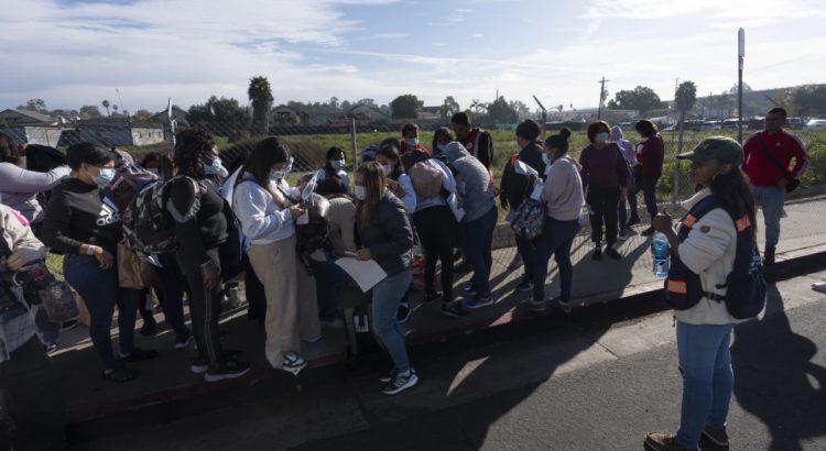 Inmigrantes abandonados en parada de autobús en San Diego debido a falta de fondos