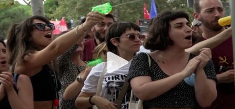 Manifestantes disparan con pistolas de agua a los visitantes en Barcelona