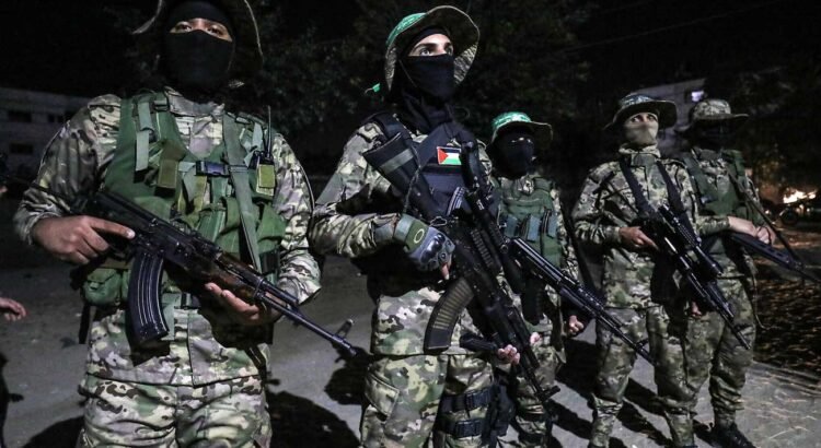 Hamás perdió “contacto” con el grupo que custodiaba a un rehén estadounidense-israelí Hamás perdió “contacto” con el grupo que custodiaba a un rehén estadounidense-israelí