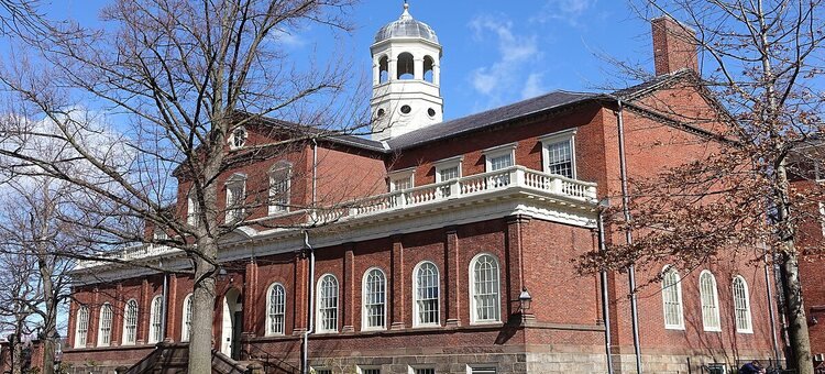 Trump recorta 450 millones de dólares en subvenciones a Harvard