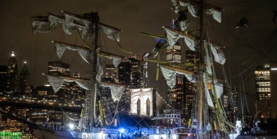 Buque de la escuela  Cuauhtémoc de la Marina de México choca contra puente de Brooklyn