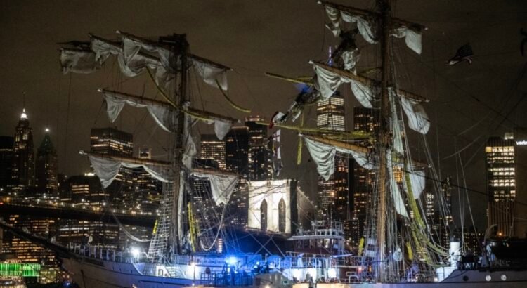 Buque de la escuela  Cuauhtémoc de la Marina de México choca contra puente de Brooklyn