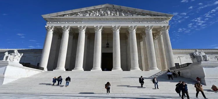 Corte Suprema permite a Trump revocar protección humanitaria a más 500 mil migrantes