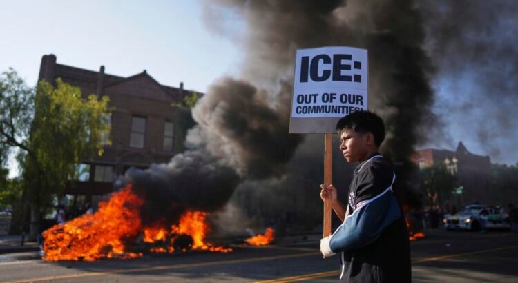 Critican a funcionaria de California por parecer pedir a pandillas intervenir en redadas migratorias