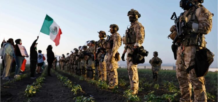 Agentes federales se enfrentan a manifestantes durante redada de ICE en una granja del sur de California
