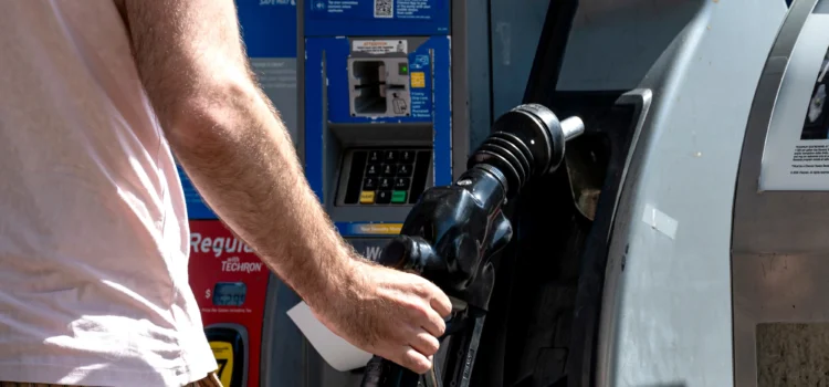 El precio promedio de la gasolina en el condado de Riverside aumenta ligeramente