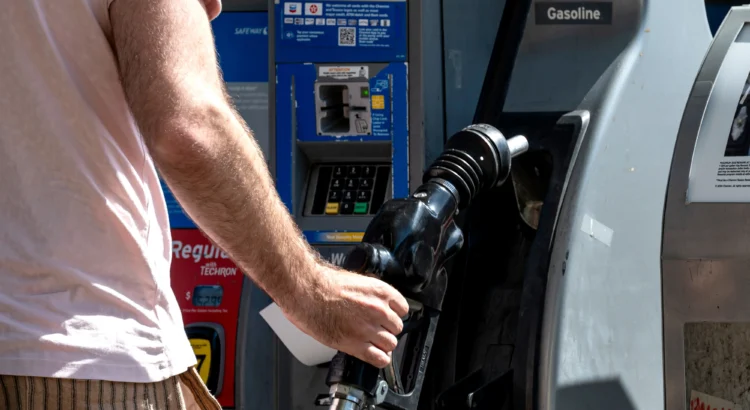 El precio promedio de la gasolina en el condado de Riverside aumenta ligeramente