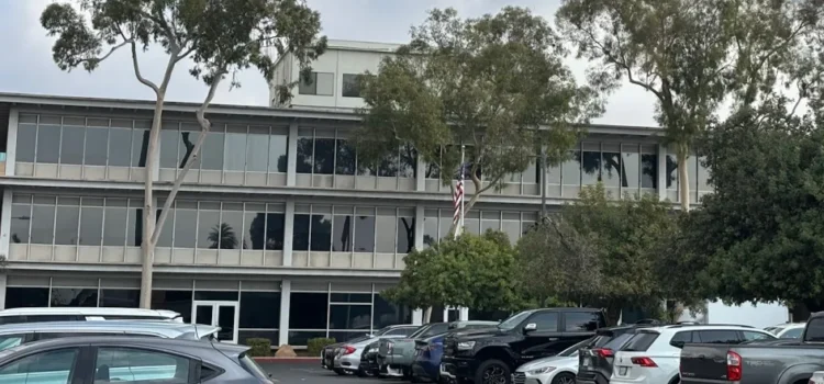 Profesor de secundaria de Riverside restituido tras ser absuelto de cargo penal