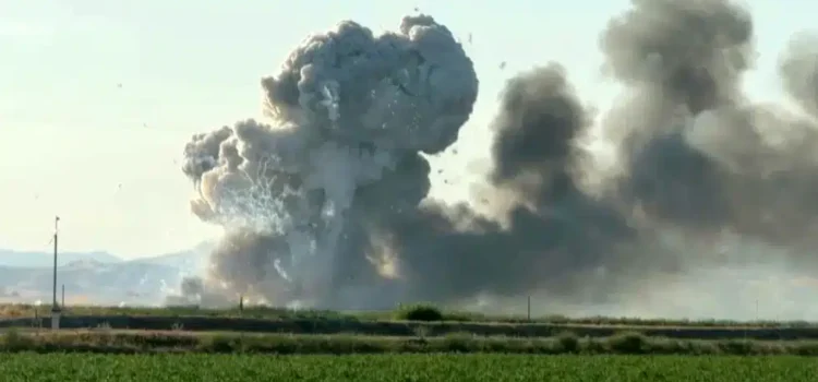 Localizan restos humanos tras explosión en almacén de fuegos artificiales en California