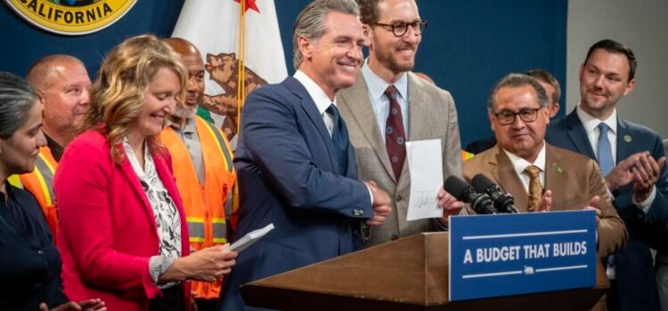 El gobernador Newsom firma reformas que aceleran el desarrollo ferroviario en California