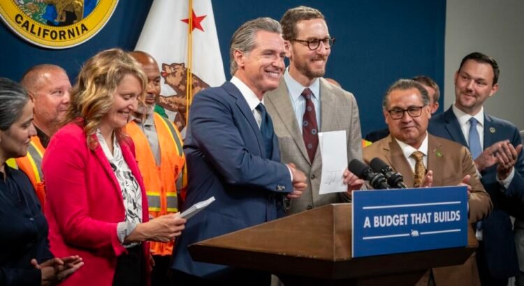 El gobernador Newsom firma reformas que aceleran el desarrollo ferroviario en California