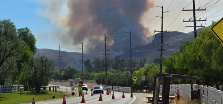 Los bomberos combaten el incendio de Madera en el condado de Riverside, cerca de Temecula.