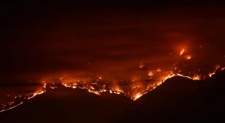 Un rayo provoca varios incendios pequeños en el sur de California en medio de una ola de calor