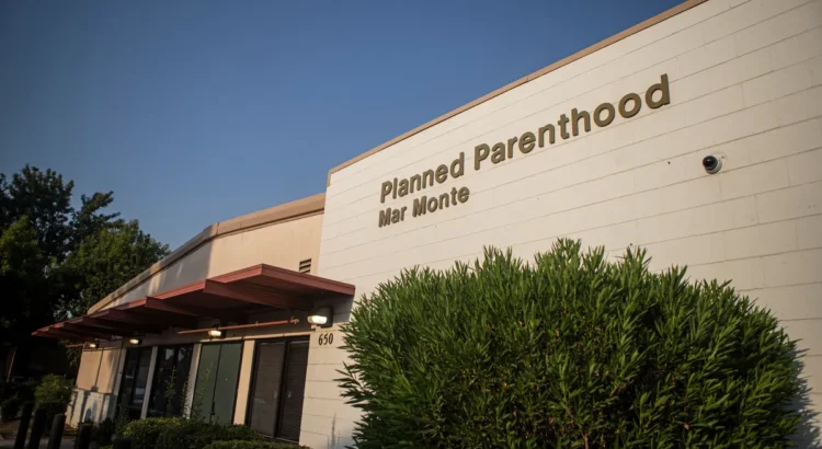 California otorga a Planned Parenthood 140 millones de dólares para mantener abiertas las clínicas
