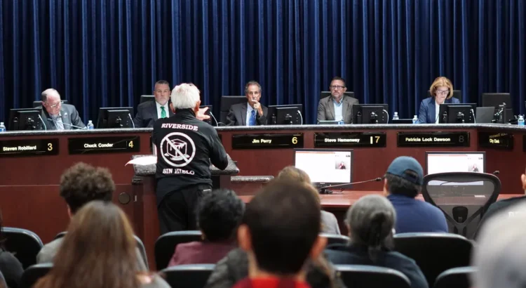 El debate sobre la transparencia en la aplicación de la ley migratoria en Riverside