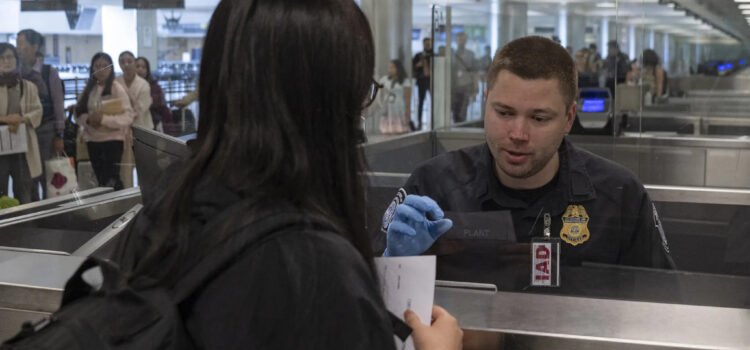 EE. UU. planea revisar las redes sociales de los turistas