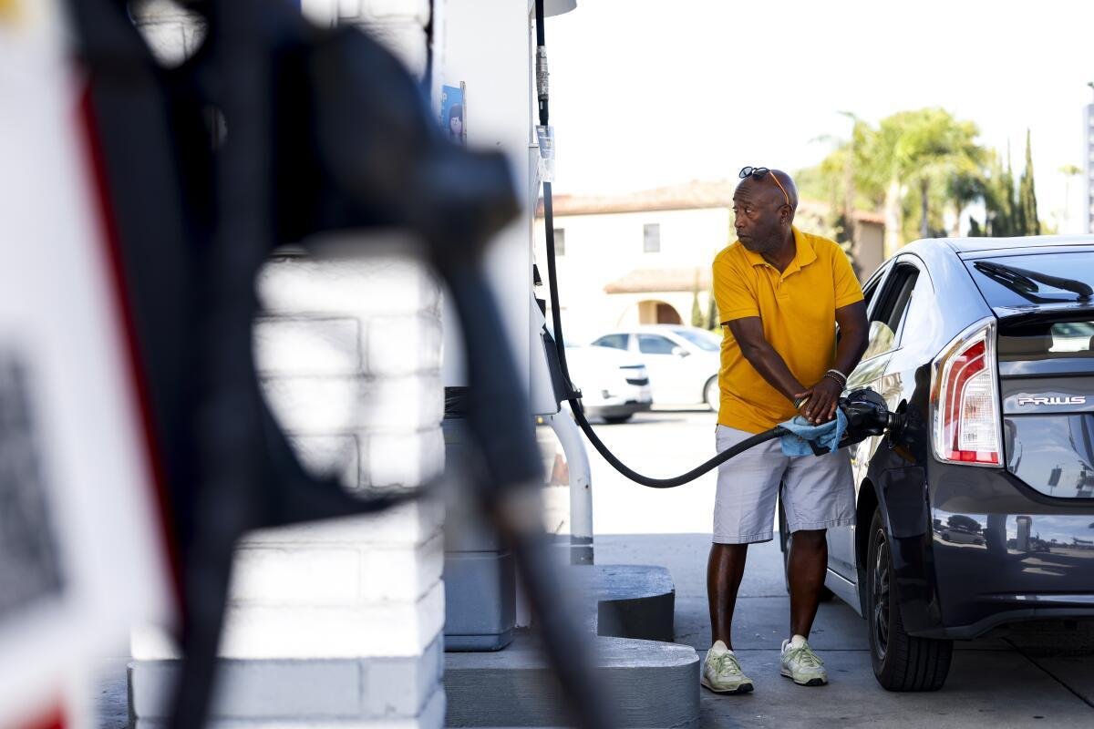 Los precios de la gasolina se disparan en California en medio de la guerra con Irán