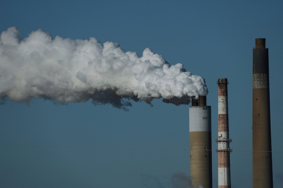 California modifica sus normas climáticas en medio de la reacción negativa por el aumento del precio de la gasolina.